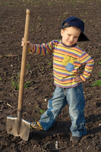 Små barn med stora spade — Stockfoto