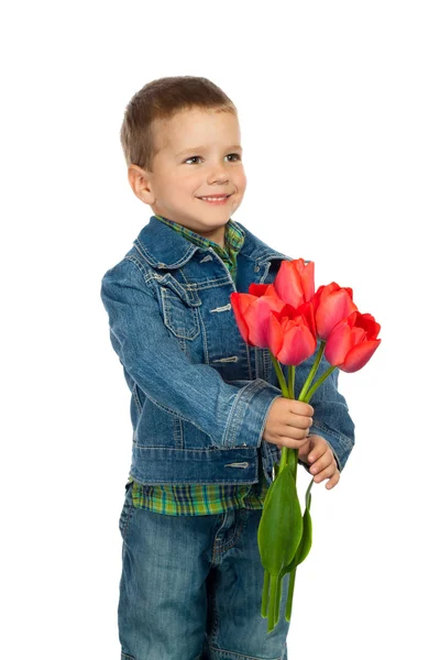 Kleiner Junge mit roten Tulpen — Stockfoto