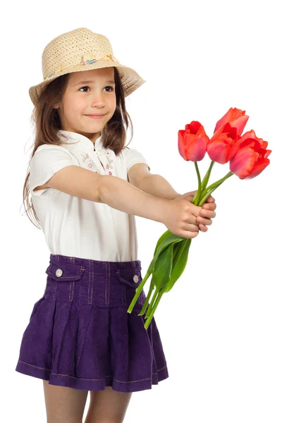 Маленькая девочка с красными тюльпанами — стоковое фото