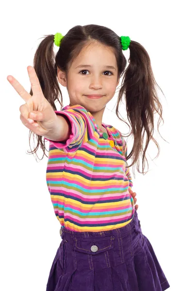 Маленькая девочка со знаком победы — стоковое фото