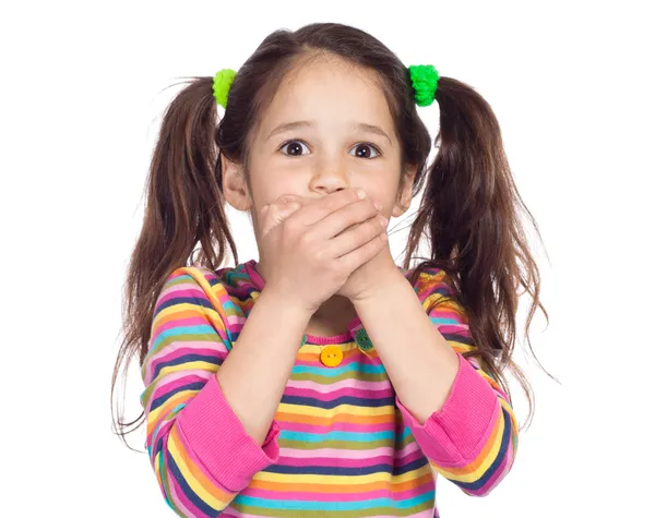 Förvånad liten flicka med täckte munnen — Stockfoto