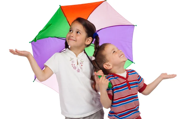 Маленькие дети с зонтиком, проверяют на дождь — стоковое фото