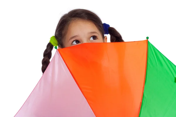 Gesicht eines kleinen Mädchens mit Regenschirm, das nach oben schaut — Stockfoto