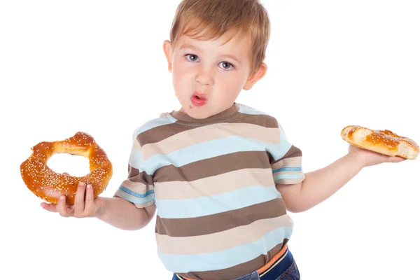 Niño pequeño con dos rosquillas —  Fotos de Stock