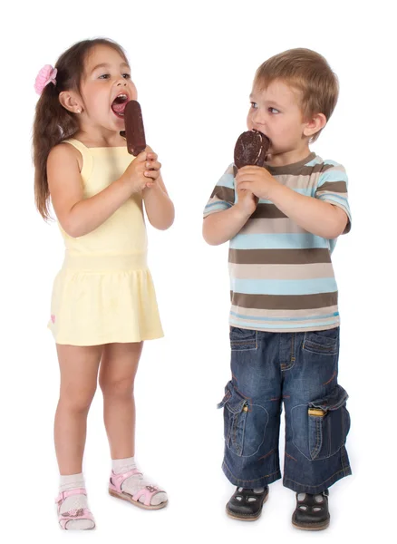 Two little children eating ice cream — Stock Photo, Image