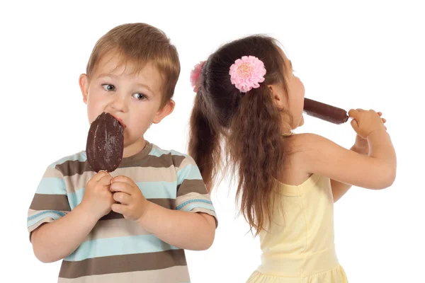 两个小孩子带冰淇淋 — 图库照片