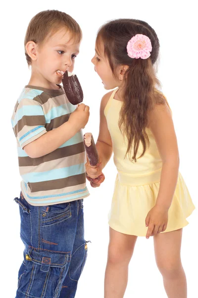 Двое маленьких детей с мороженым — стоковое фото