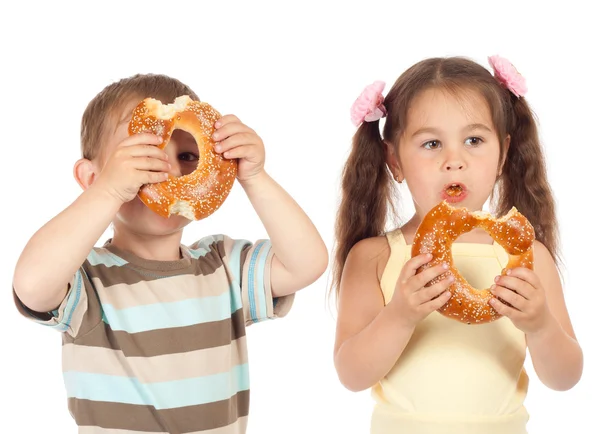 Two little children with bagels — Stock Photo, Image