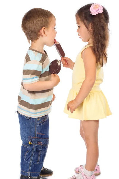 Két kis gyermek fagylalttal — Stock Fotó