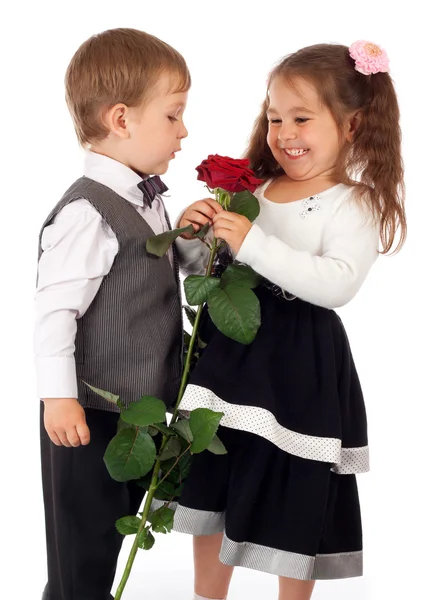 Két kis gyermek, piros rózsa — Stock Fotó