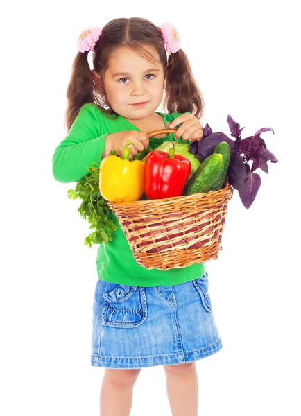 Liten flicka med korg med grönsaker — Stockfoto