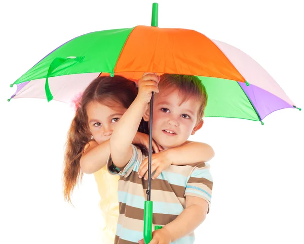 Malé děti pod barevný deštník — Stock fotografie