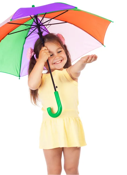 Kleines Mädchen mit Regenschirm, das nach Regen sucht — Stockfoto