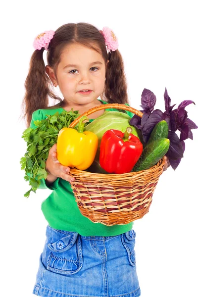 Маленькая девочка с корзиной овощей — стоковое фото