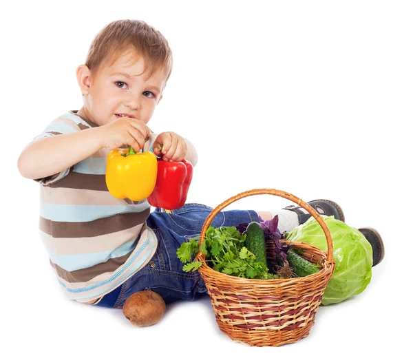 Мальчик с корзиной овощей — стоковое фото