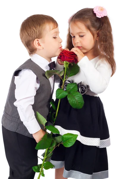 Δύο παιδάκια με κόκκινο τριαντάφυλλο — Φωτογραφία Αρχείου