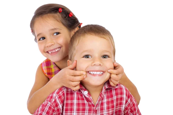 Dwie zabawne uśmiechający się małe dzieci — Zdjęcie stockowe