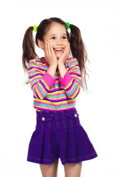 Überrascht lächelndes kleines Mädchen, das wegschaut — Stockfoto