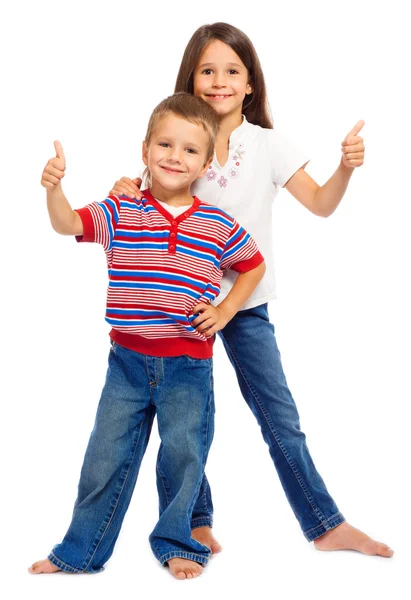 Dwie zabawne uśmiechający się małe dzieci z kciuki znak — Zdjęcie stockowe
