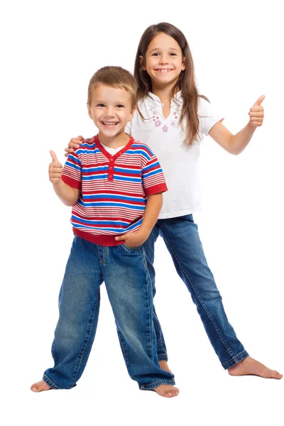 Zwei lustig lächelnde kleine Kinder mit Daumen hoch Zeichen — Stockfoto