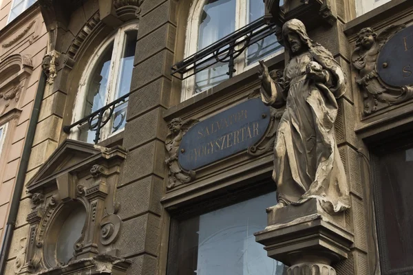 Estatua de chist en la fachada de Bratislava — Foto de Stock