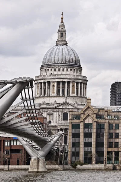 St Paul de kathedraal en de Millennium Bridge — Stockfoto