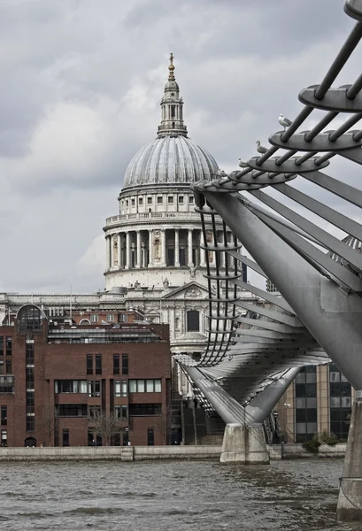 St Paul de kathedraal en de Millennium Bridge — Stockfoto