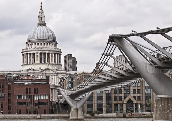 St Paul's Cathedral och Millennium Bridge — Stockfoto