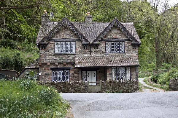 Oud huis in platteland in Engeland — Stockfoto