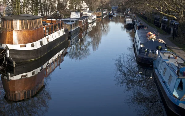 Una barcaza fluvial en Londres . Imagen de archivo