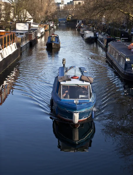 Una barcaza fluvial en Londres . Fotos de stock