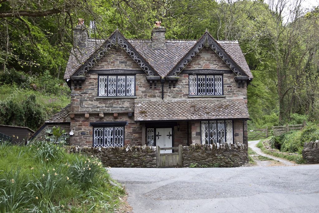 Old house in countryside in England — Stock Photo © Avella2011 #5676908