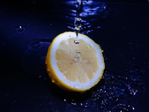 Лимон и вода — стоковое фото
