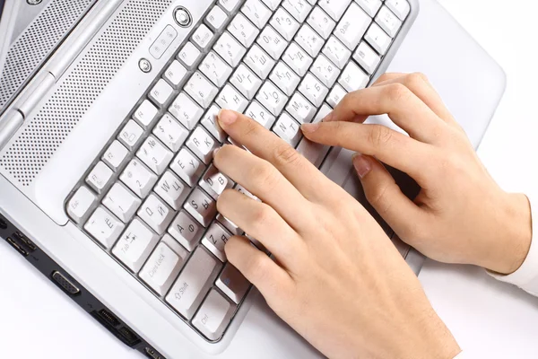 笔记本电脑键盘上的手。在白色背景上孤立 — 图库照片