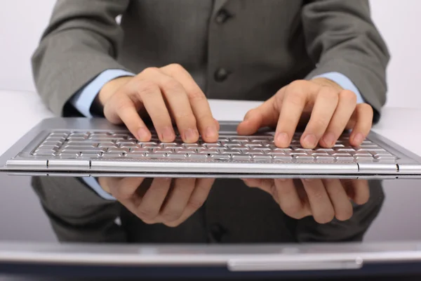 Las manos en el teclado del portátil. Aislado sobre fondo blanco — Foto de Stock