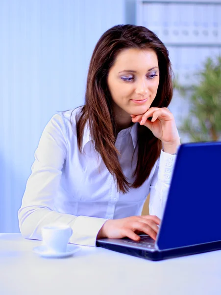 Biznes kobieta myśli o czymś podczas pracy na komputerze — Zdjęcie stockowe
