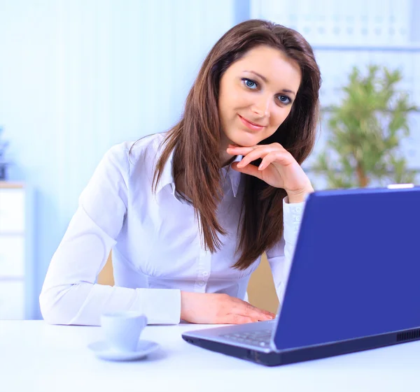 A gyönyörű üzleti nő a számítógép-on Hivatal — Stock Fotó