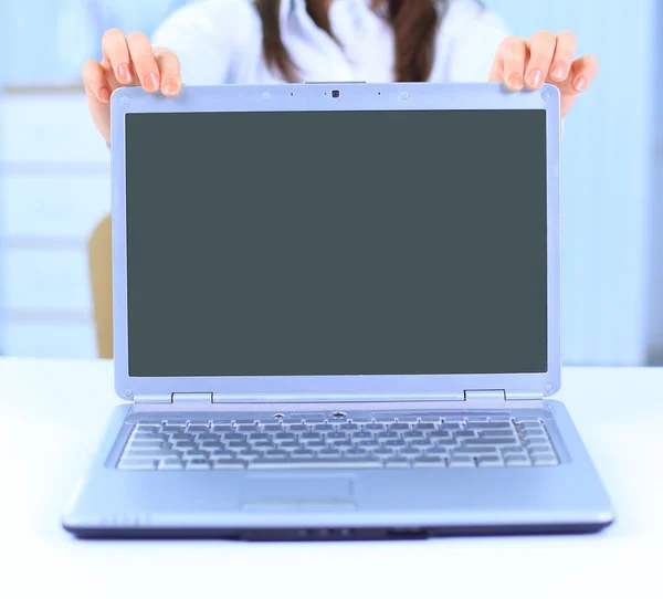 Ноутбук з порожнім екраном - представлений парою рук — стокове фото