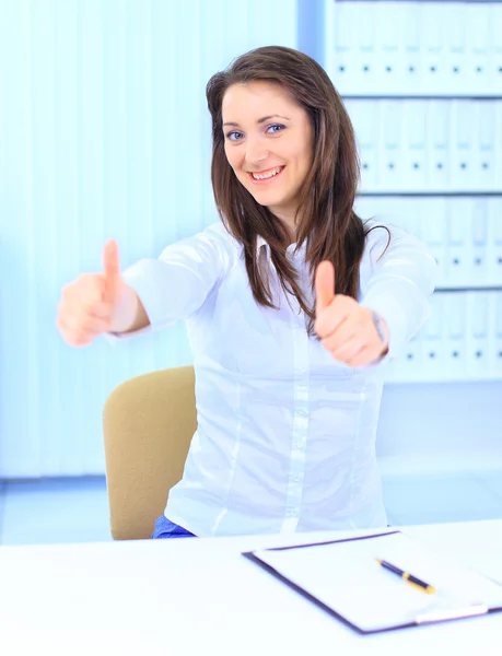 Uśmiechający się kobiety biznesu, trzymając kciuki — Zdjęcie stockowe