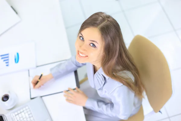 Die schöne Geschäftsfrau mit dem Computer im Büro — Stockfoto