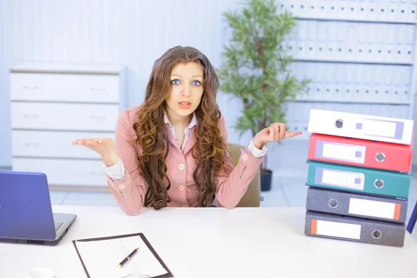 De prachtige zakenvrouw op kantoor vraagt van de help — Stockfoto