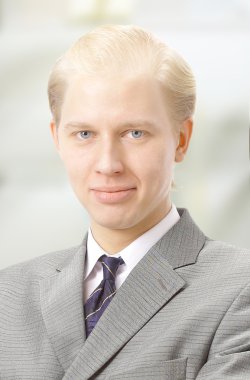 kapalı gülümseyerek mutlu bir genç işadamı portresi