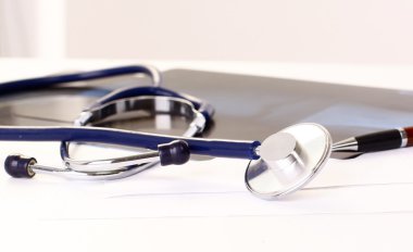 stethoscoop met het handvat en papieren