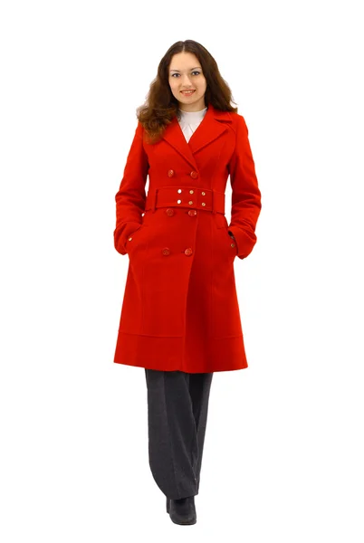 Poz beyaz zemin üzerine kırmızı paltolu güzel genç kadın — Stok fotoğraf