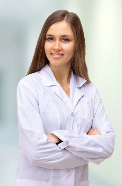 Женщина врач на белом фоне — стоковое фото