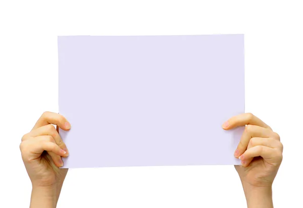 Två händer håller upp ett vitt pappersark på en isolerad bakgrund. — Stockfoto