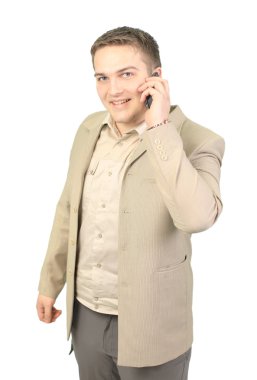 Ofis telefonu: çağrı genç gülümseyen iş adamı