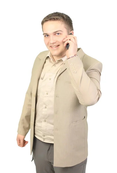 Joven hombre de negocios sonriente llamando por teléfono en la oficina — Foto de Stock