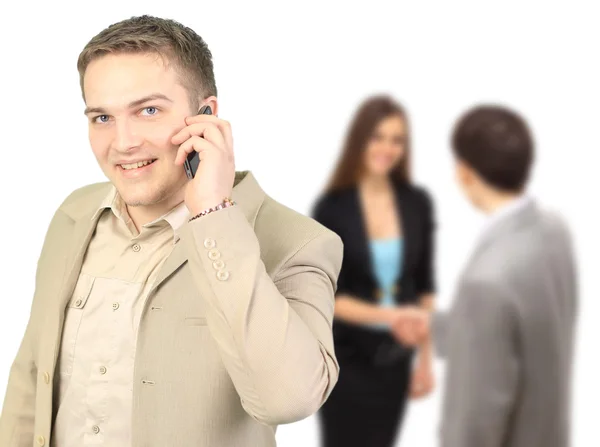 Νεαρός χαμογελαστό επιχειρηματίας καλεί το τηλέφωνο στο γραφείο — Φωτογραφία Αρχείου