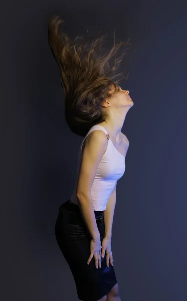 Szexi nő táncol, sötét háttér — Stock Fotó